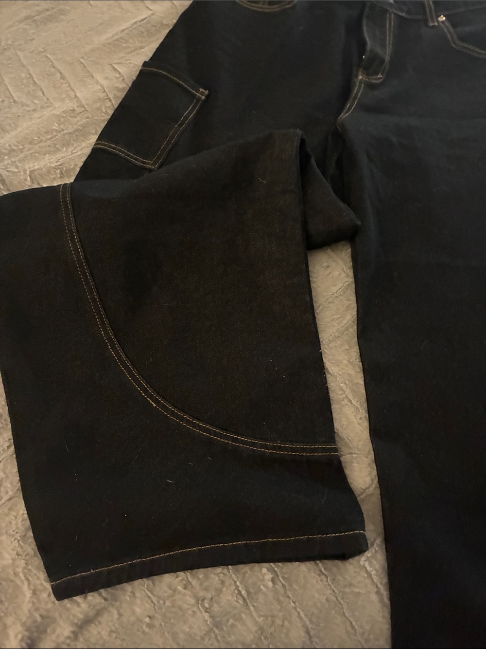 NWOT Edikted Women’s Relaxed Cargo Jeans - dark indigo with Contrast Stitching - Picture 3 of 5